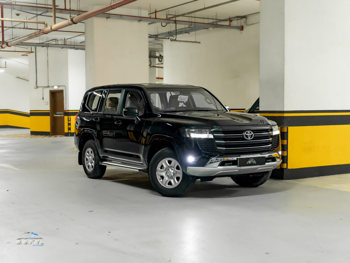 تويوتا  لاند كروزر  جي اكس  2024  اوتوماتيك  67,000 كم  6 سلندر  دفع رباعي  اس يو في  أسود