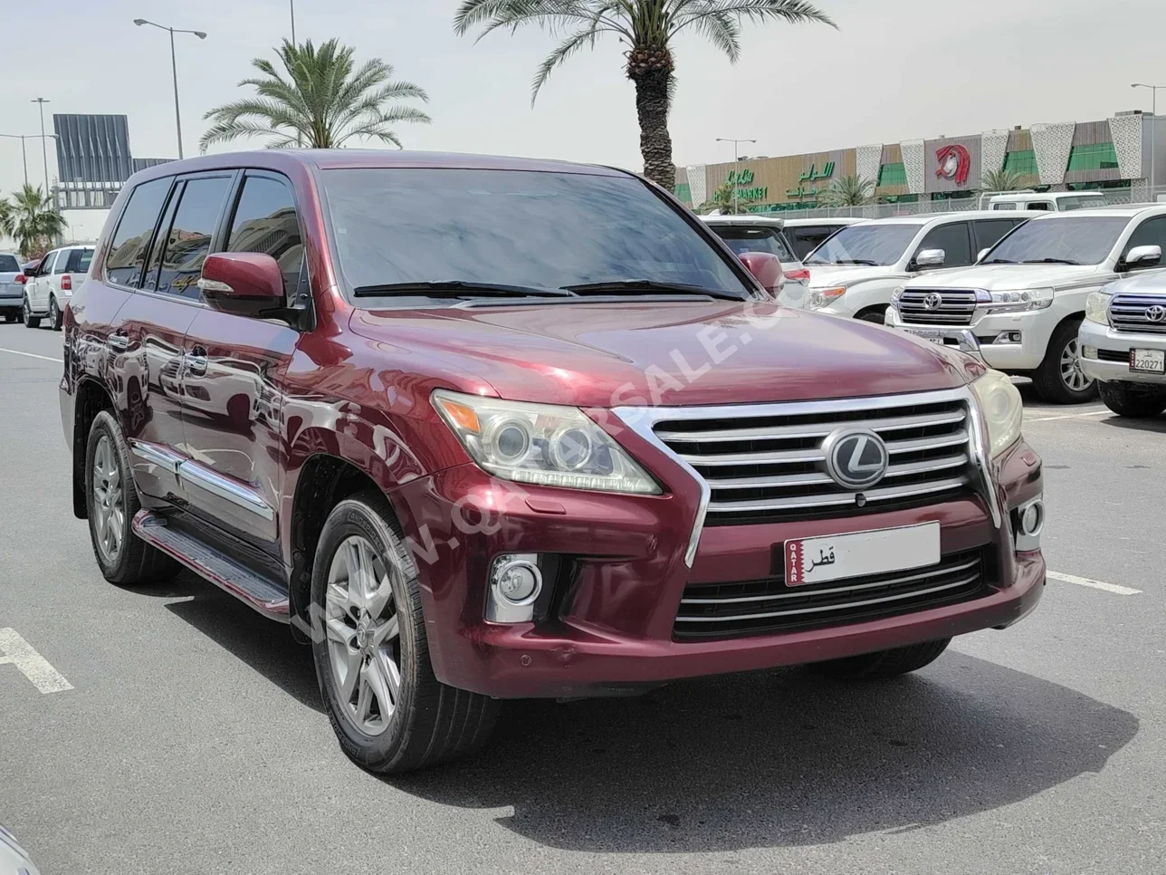 لكزس ال اكس 570 2012 اوتوماتيك 131,000 كم 8 سلندر دفع رباعي اس يو في عنابي