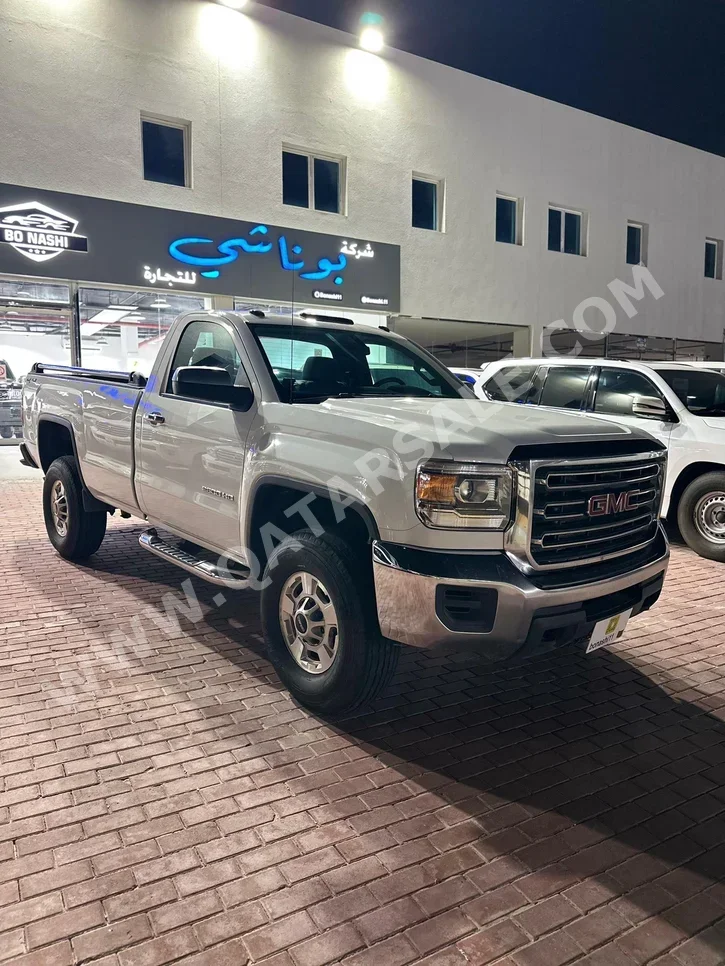 GMC  Sierra  2500 HD  2015  Automatic  250,497 Km  8 Cylinder  Four Wheel Drive (4WD)  Pick Up  White