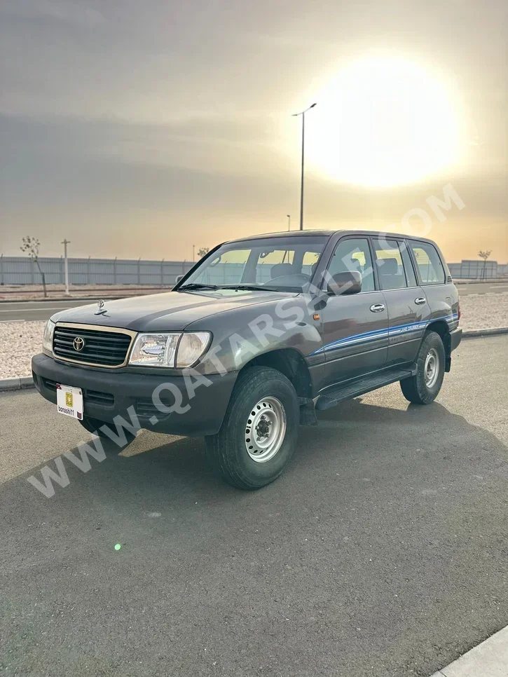 Toyota  Land Cruiser  GXR  1999  Manual  400,000 Km  6 Cylinder  Four Wheel Drive (4WD)  SUV  Gray