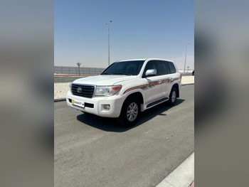 تويوتا  لاند كروزر  جي اكس ار  2012  اوتوماتيك  381,669 كم  8 سلندر  دفع رباعي  اس يو في  أبيض