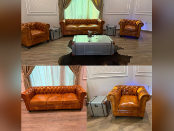 الأرائك والكنب والكراسي كنبة بثلاث مقاعد وكرسي بذراعين - بني - مع طاولة