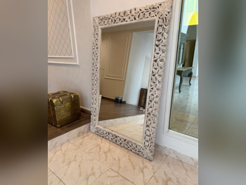 المرايا مرآة فوق خزنة فضة