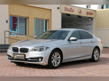 بي ام دبليو  الفئة - الخامسة  520i  2015  اوتوماتيك  125,000 كم  4 سلندر  دفع خلفي  سيدان  فضي  تحت الضمان