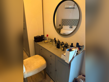 المرايا مرآة فوق خزنة اللون الرمادي