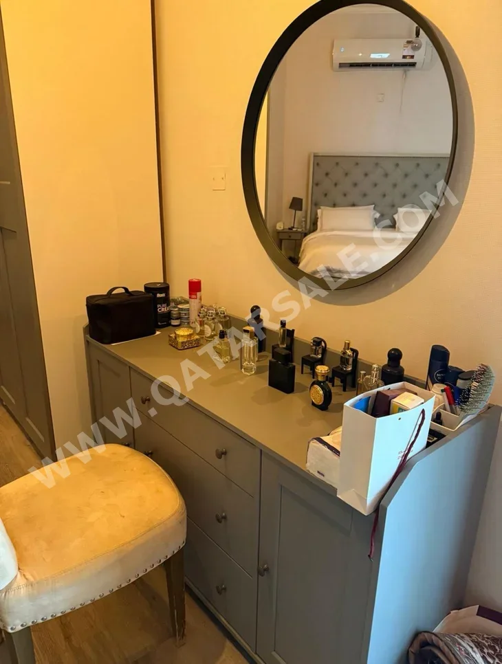 المرايا مرآة فوق خزنة اللون الرمادي