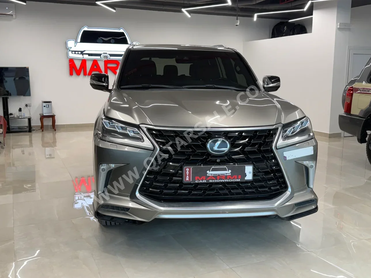 لكزس ال اكس 570 2016 اوتوماتيك 193,000 كم 8 سلندر دفع رباعي اس يو في رمادي