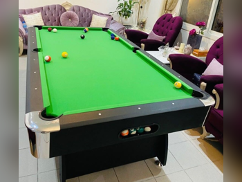 أخضر و أسود طاولة بلياردو