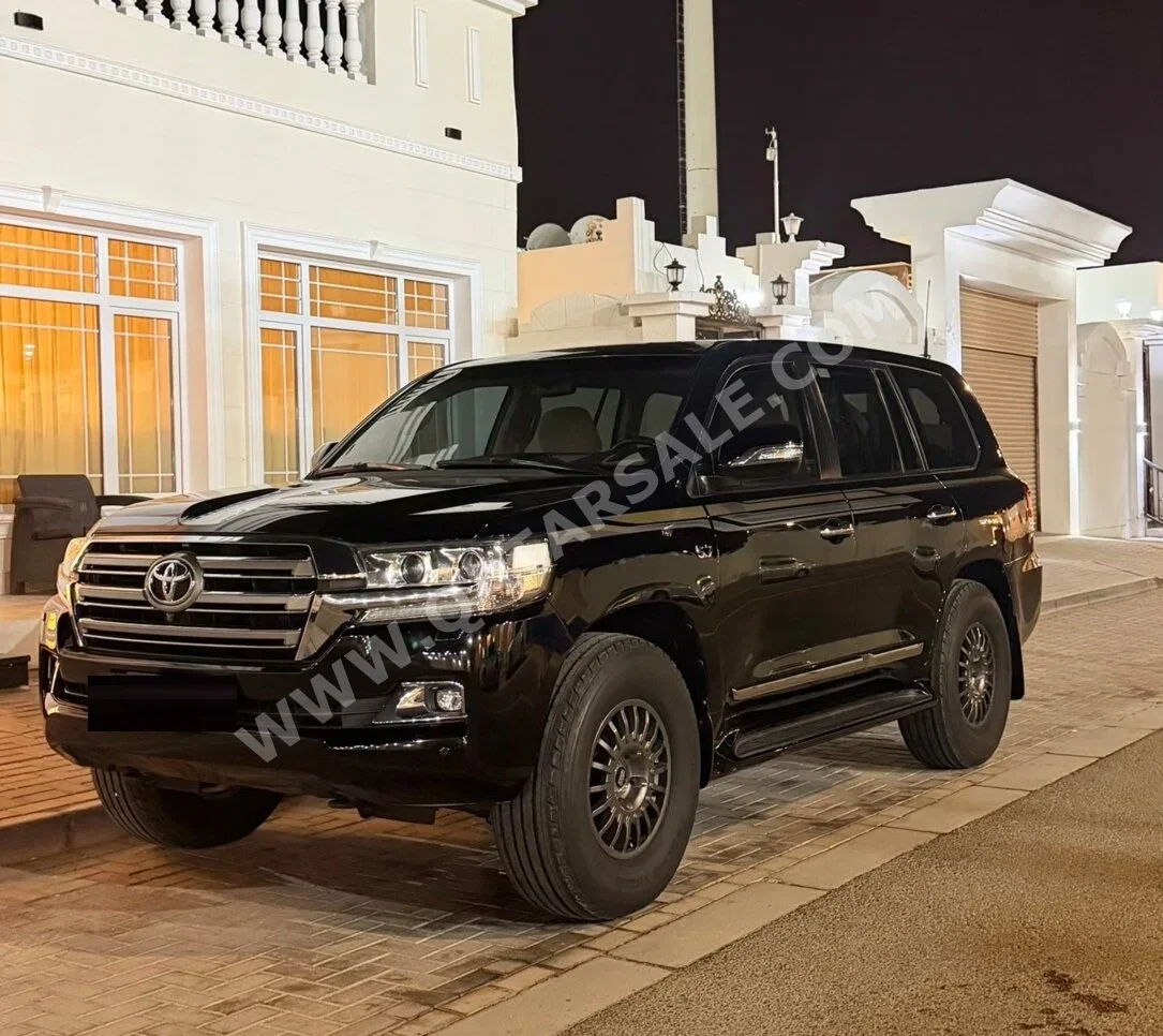 تويوتا  لاند كروزر  في اكس ار  2018  اوتوماتيك  200,000 كم  8 سلندر  دفع رباعي  اس يو في  أسود