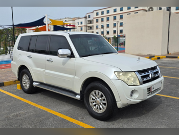 ميتسوبيشي  باجيرو  GLS  2013  اوتوماتيك  157,000 كم  6 سلندر  دفع رباعي  اس يو في  أبيض