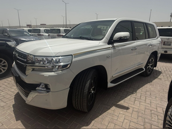 تويوتا  لاند كروزر  في اكس ار  2021  اوتوماتيك  245,000 كم  8 سلندر  دفع رباعي  اس يو في  أبيض