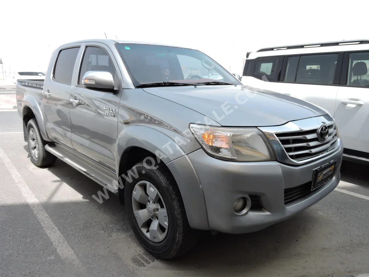 تويوتا  هاي لوكس  2015  اوتوماتيك  332,000 كم  4 سلندر  دفع رباعي  بيكب  فضي