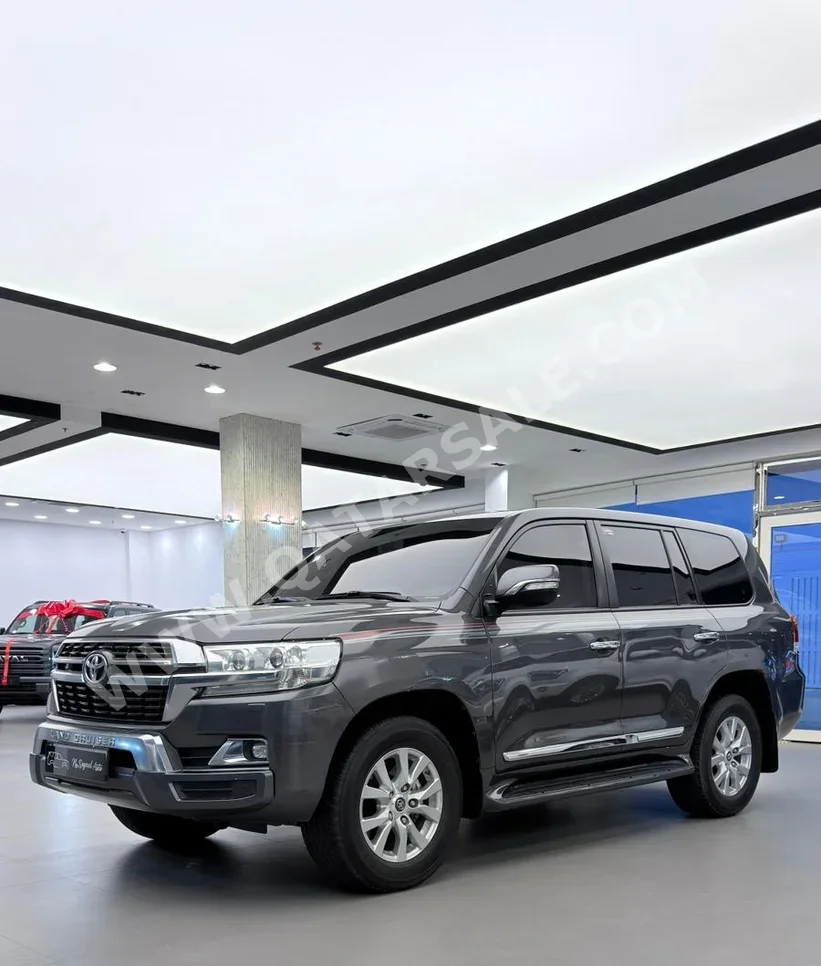 تويوتا لاند كروزر جي اكس ار 2021 اوتوماتيك 151,000 كم 8 سلندر دفع رباعي اس يو في رمادي