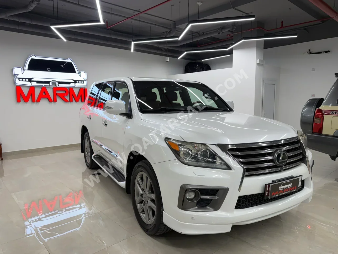 لكزس ال اكس 570 اس 2014 اوتوماتيك 231,000 كم 8 سلندر دفع رباعي اس يو في أبيض