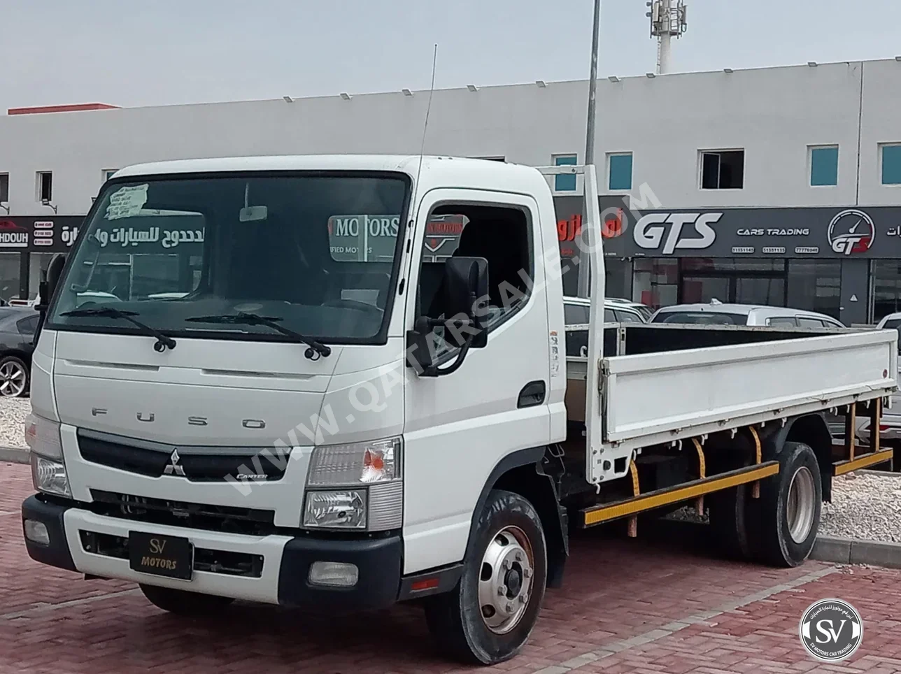 ميتسوبيشي فوزو كنتر 2022 عادي 52,000 كم 4 سلندر دفع خلفي بيكب أبيض