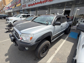 Toyota  Tacoma  2011  Automatic  147,000 Km  6 Cylinder  Four Wheel Drive (4WD)  Pick Up  Black and Silver
