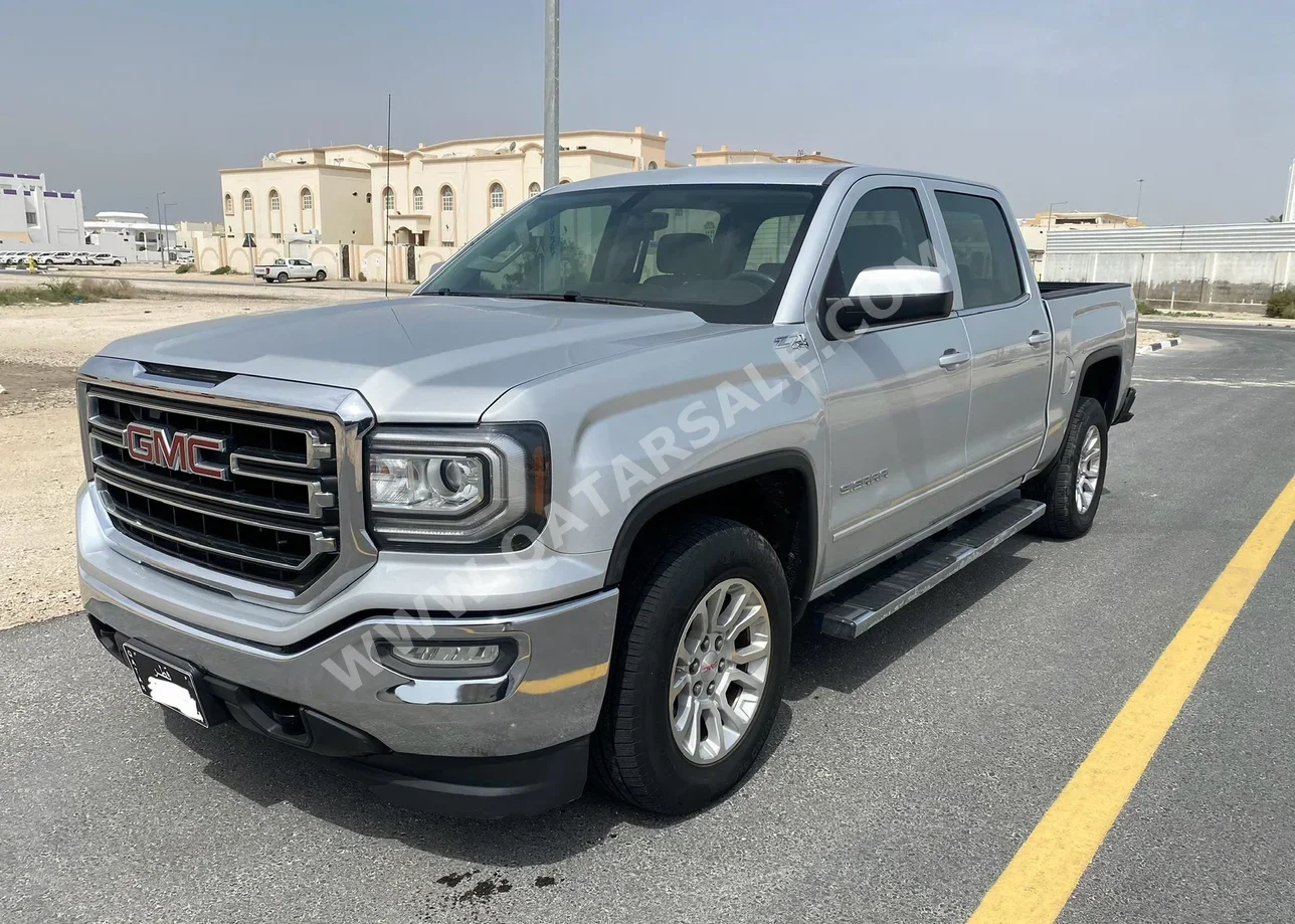 GMC  Sierra  2016  Automatic  205,000 Km  8 Cylinder  Four Wheel Drive (4WD)  Pick Up  Silver