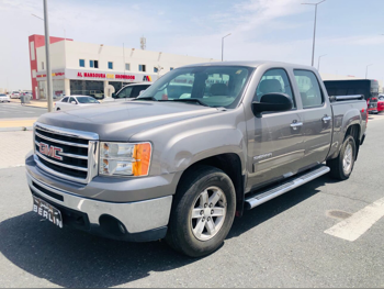 جي ام سي  سييرا  اس ال اي  2013  اوتوماتيك  243,000 كم  8 سلندر  دفع رباعي  بيكب  ذهبي