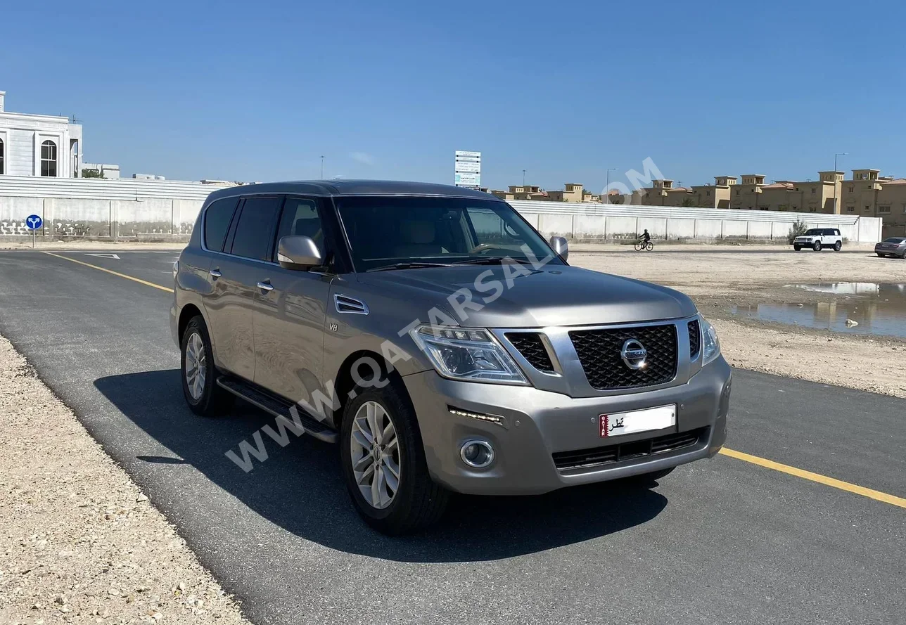 نيسان باترول اس اي 2013 اوتوماتيك 183,000 كم 8 سلندر دفع رباعي اس يو في رمادي