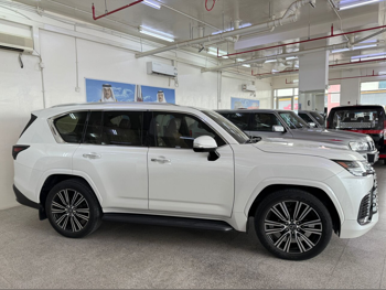 لكزس  ال اكس  600 لكجري  2024  اوتوماتيك  46,000 كم  8 سلندر  دفع رباعي  اس يو في  أبيض  تحت الضمان