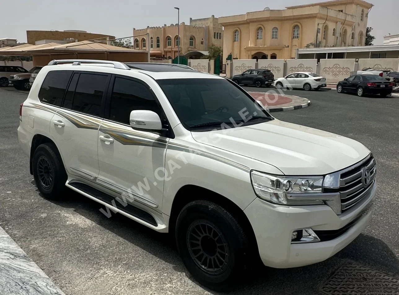 تويوتا  لاند كروزر  في اكس ار  2016  اوتوماتيك  269,000 كم  8 سلندر  دفع رباعي  اس يو في  أبيض