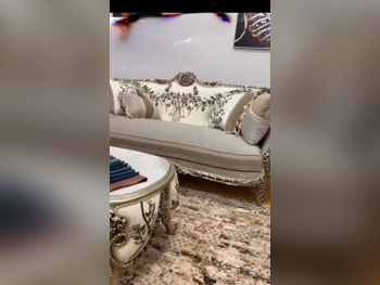 الأرائك والكنب والكراسي طقم كنب - متعدد الألوان وطاولات جانبية