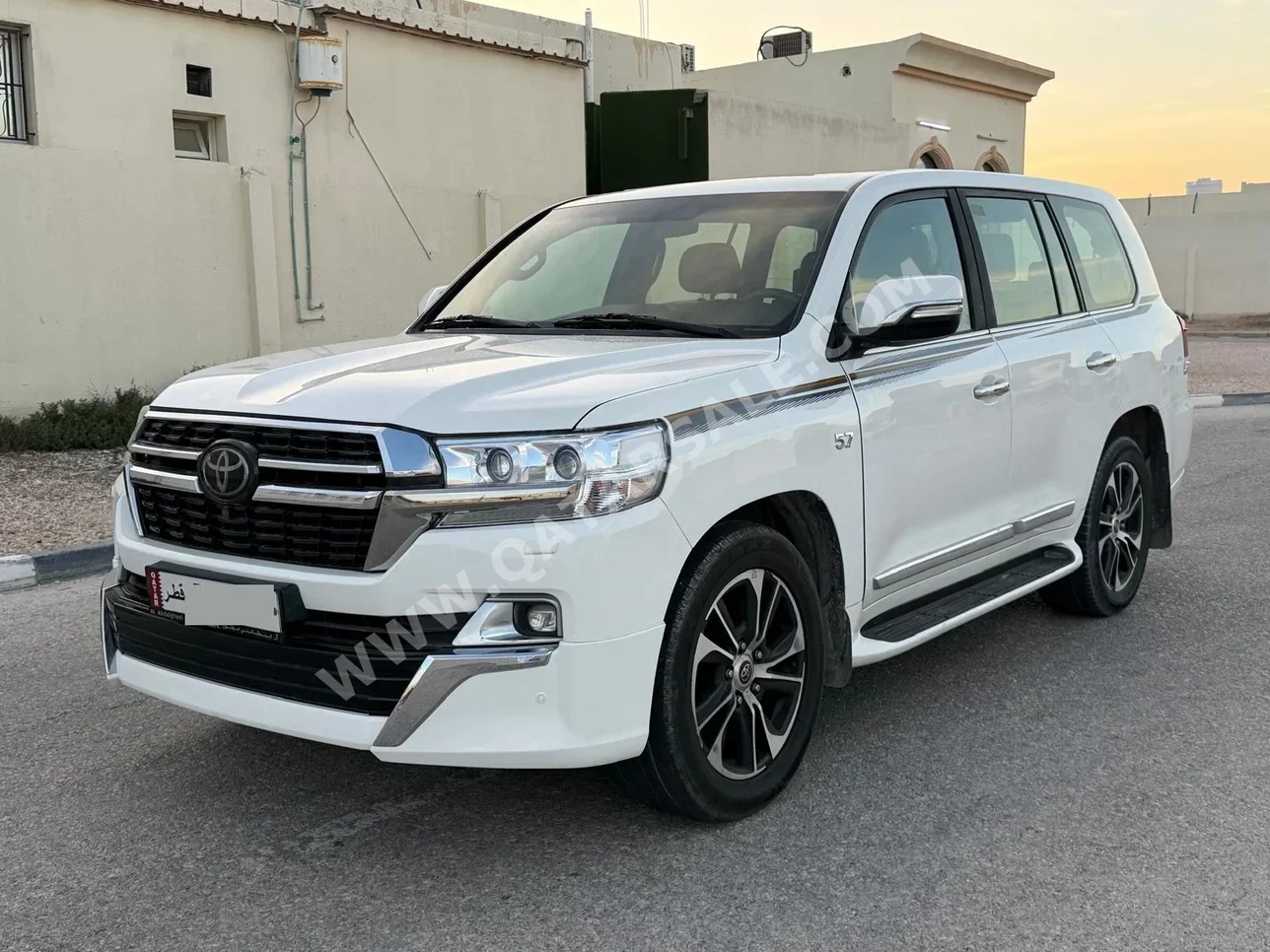 تويوتا لاند كروزر في اكس ار 2021 اوتوماتيك 227,000 كم 8 سلندر دفع رباعي اس يو في أبيض