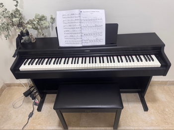 بيانو بيانو ياماها رقمي قائم