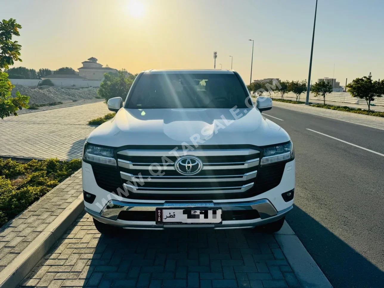 تويوتا لاند كروزر جي اكس ار 2024 اوتوماتيك 27,000 كم 6 سلندر دفع رباعي اس يو في أبيض تحت الضمان