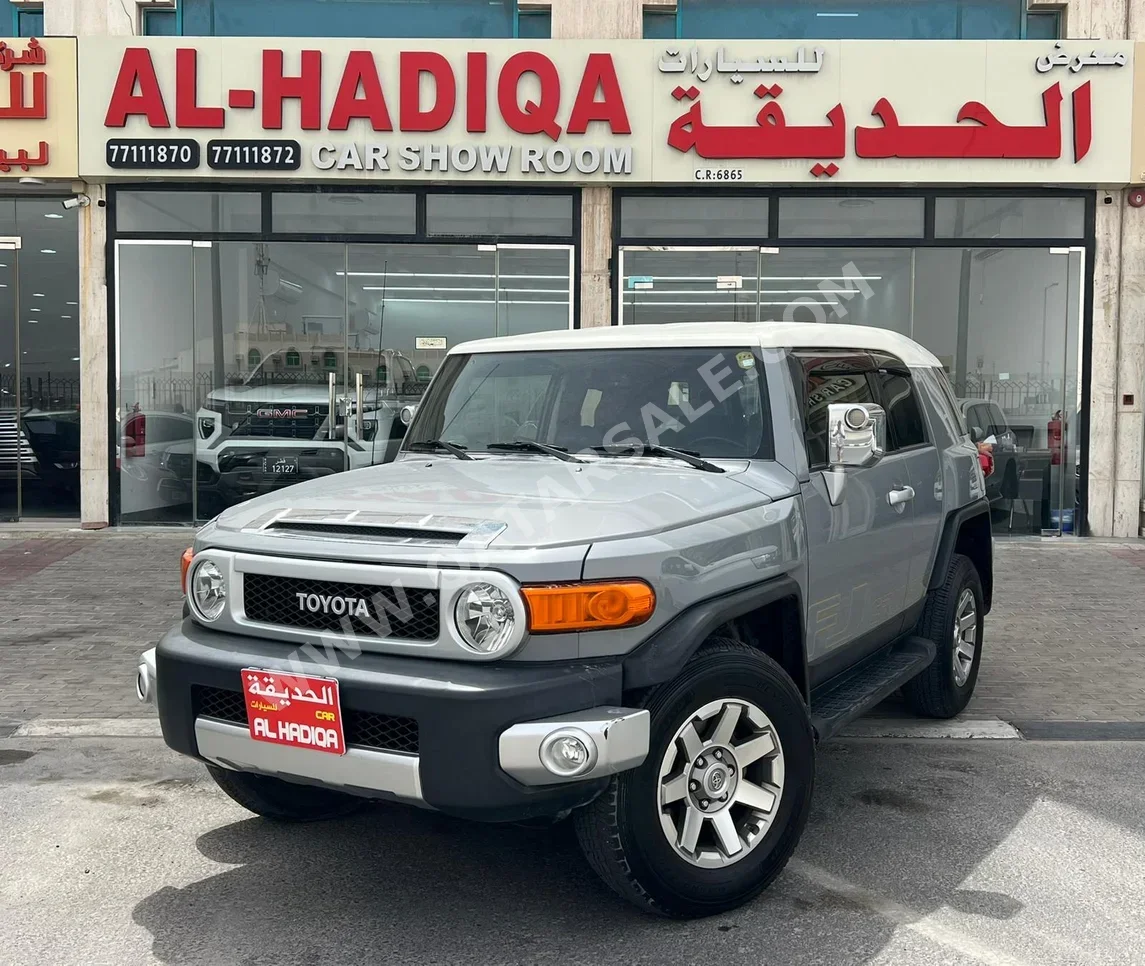 Toyota  FJ Cruiser  2019  Automatic  172,000 Km  6 Cylinder  Four Wheel Drive (4WD)  SUV  Gray