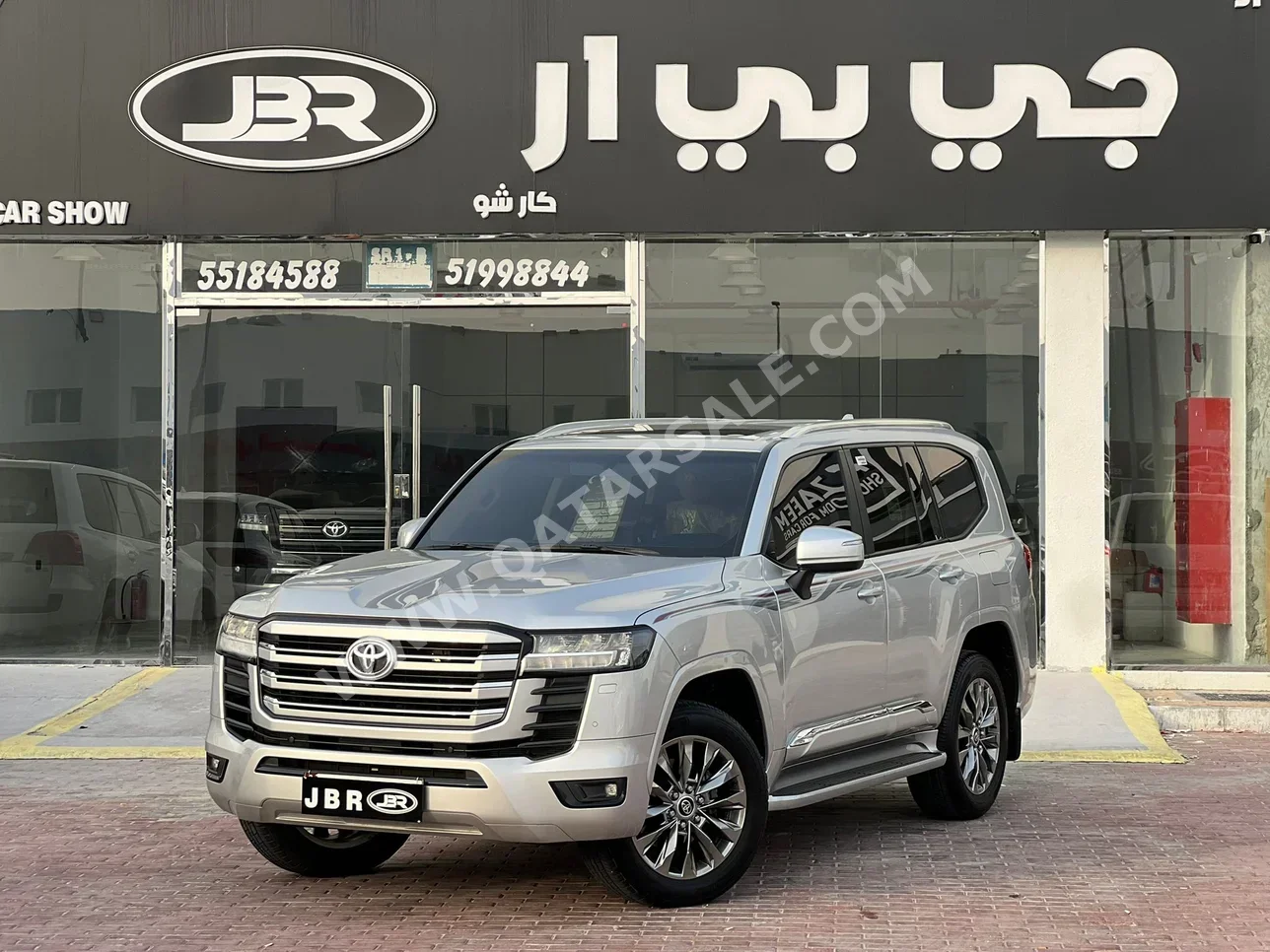 تويوتا  لاند كروزر  جي اكس ار توين توربو  2022  اوتوماتيك  69,000 كم  6 سلندر  دفع رباعي  اس يو في  فضي  تحت الضمان