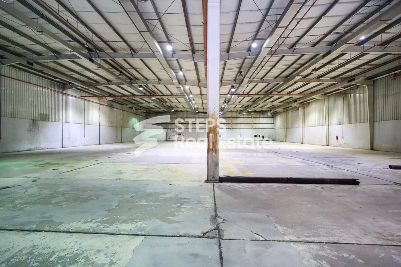 مخازن و مستودعات - الريان - المنطقة الصناعية -المساحة: 8100 متر مربع