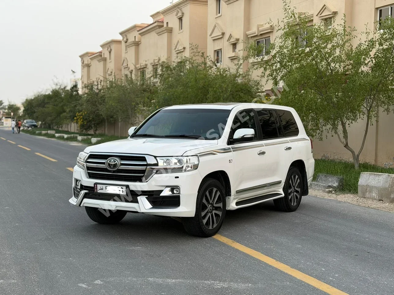 Toyota  Land Cruiser  VXR  2019  Automatic  250,000 Km  8 Cylinder  Four Wheel Drive (4WD)  SUV  White