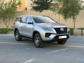 تويوتا  فورشنر  اس ار 5  2022  اوتوماتيك  50,000 كم  4 سلندر  دفع رباعي  اس يو في  فضي