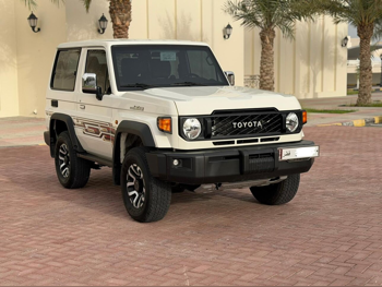 تويوتا  لاند كروزر  ال اكس  2024  عادي  4,000 كم  6 سلندر  دفع رباعي  بيكب  أبيض  تحت الضمان