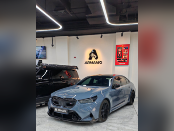 بي ام دبليو  الفئة - ام  5  2025  اوتوماتيك  6,700 كم  8 سلندر  دفع كلي مستمر  سيدان  رمادي  تحت الضمان