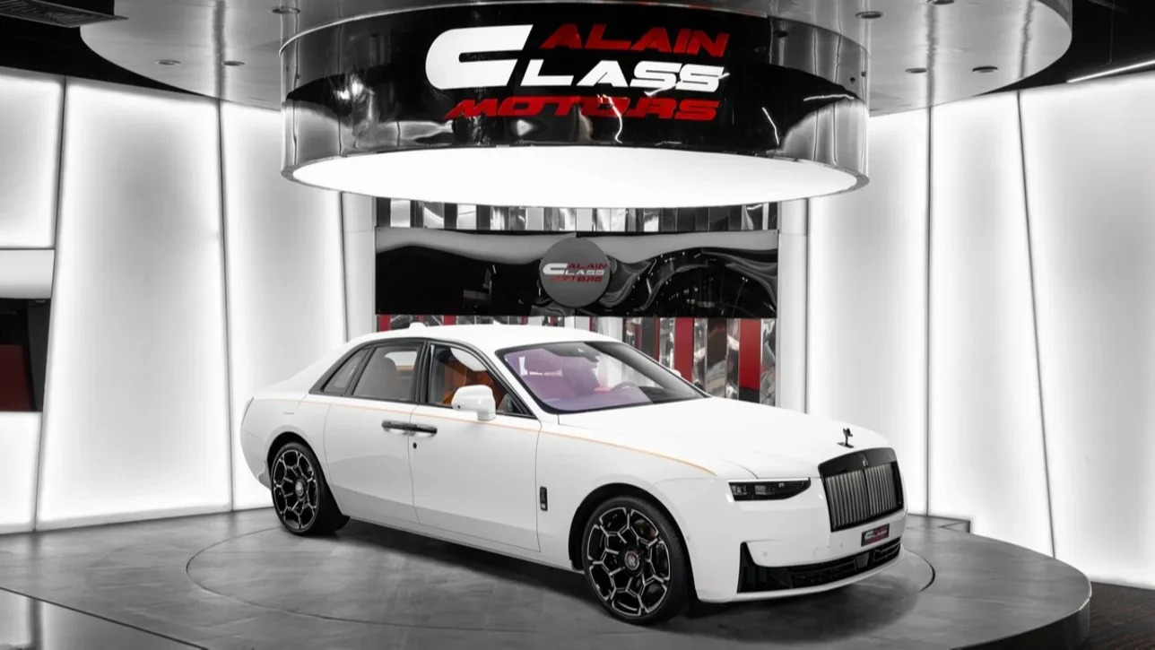 رولز - رويس  غوست  بلاك بادج  2026  اوتوماتيك  27 كم  12 سلندر  دفع كلي مستمر  سيدان  أبيض