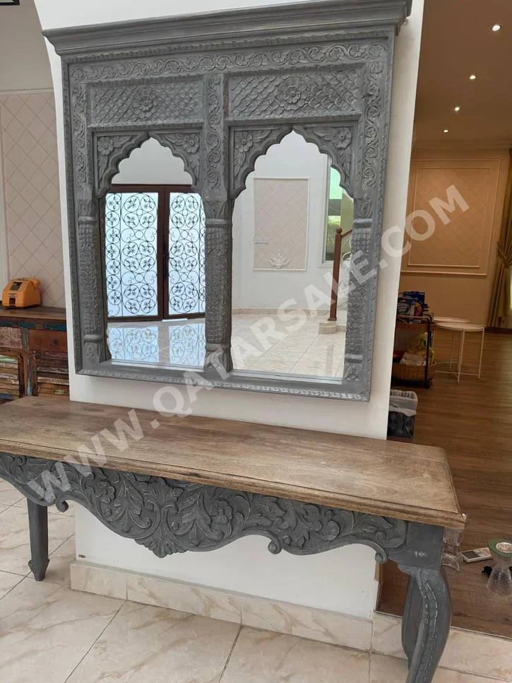 المرايا مرآة فوق خزنة  القوس / القمة المتوجة  فضة