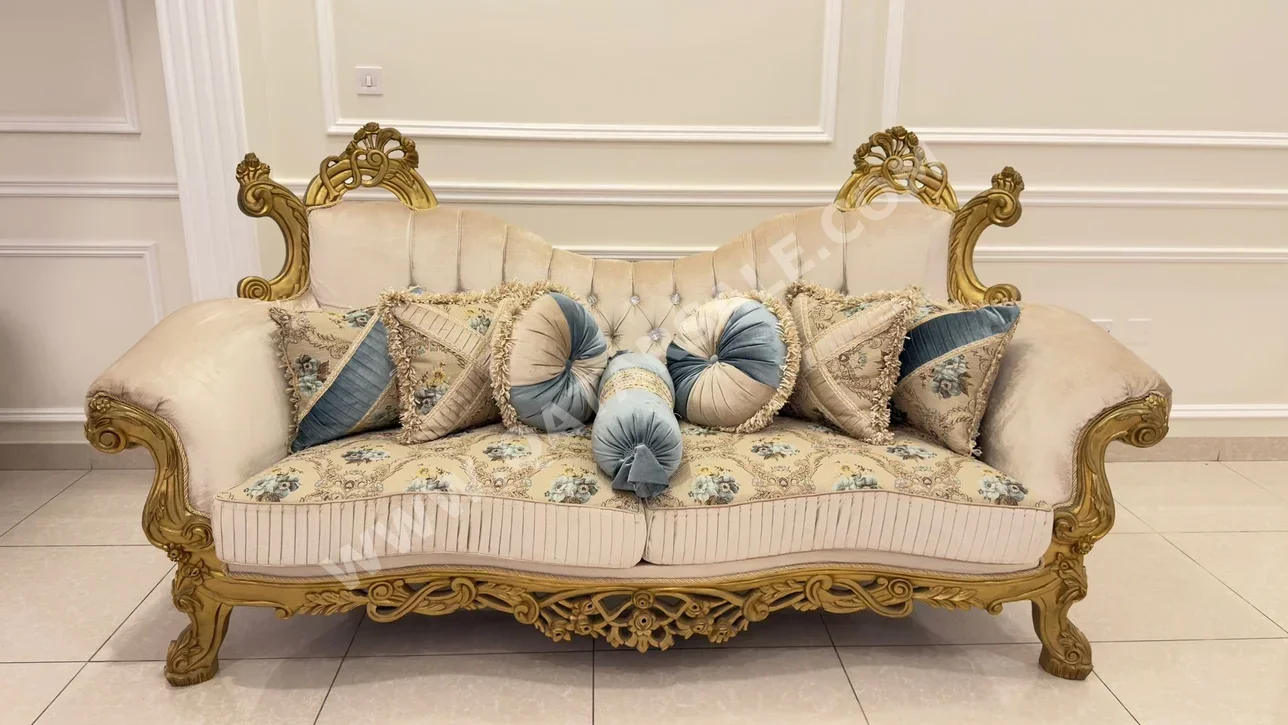 الأرائك والكنب والكراسي كنبة بثلاث مقاعد  - اللون البيج