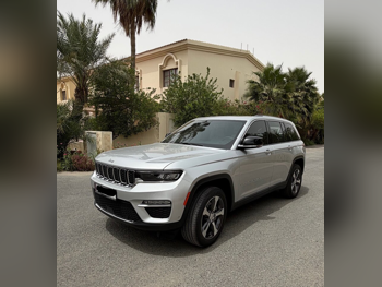 جييب  جراند شيروكي  ليميتد  2023  اوتوماتيك  19,300 كم  8 سلندر  دفع رباعي  اس يو في  فضي  تحت الضمان