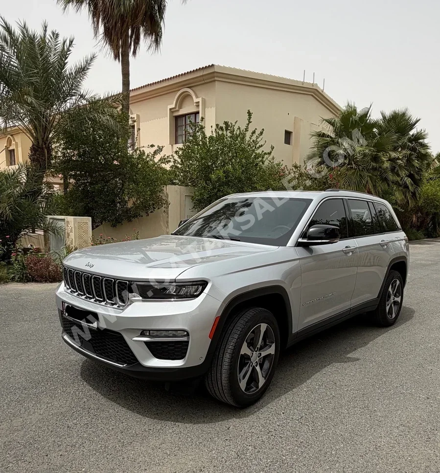 Jeep  Grand Cherokee  Limited  2023  Automatic  19,300 Km  8 Cylinder  Four Wheel Drive (4WD)  SUV  Silver  With Warranty