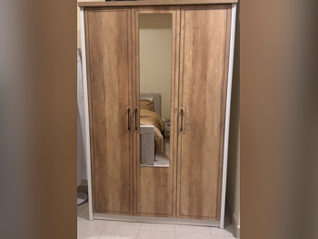 خزائن ودواليب الملابس والزينة - هوم سينتر - خزائن - متعدد الألوان