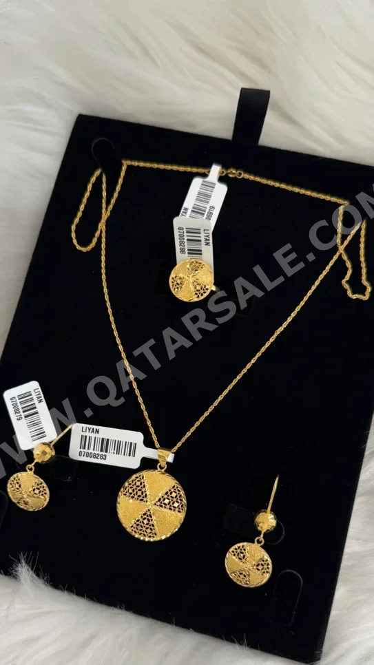 الذهب نصف طقم  البحرين  نسائي  حسب القطعة ( ديزاينرز)  بدون حجر  ضمان الصيانة  توصيل مجاني  ذهب أصفر  عيار 21