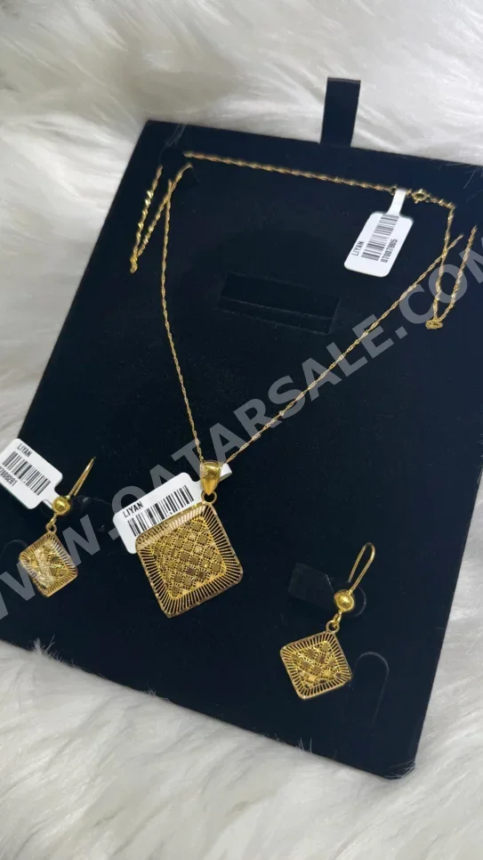 الذهب طقم  البحرين  نسائي  حسب القطعة ( ديزاينرز)  بدون حجر  ضمان الصيانة  توصيل مجاني  ذهب أصفر  عيار 21