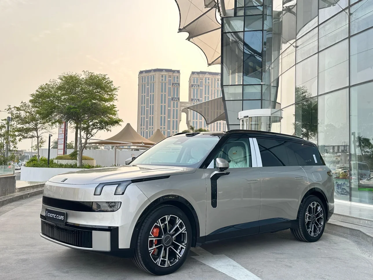 لينك اند كو  900  2025  اوتوماتيك  0 كم  4 سلندر  دفع كلي مستمر  اس يو في  فضي