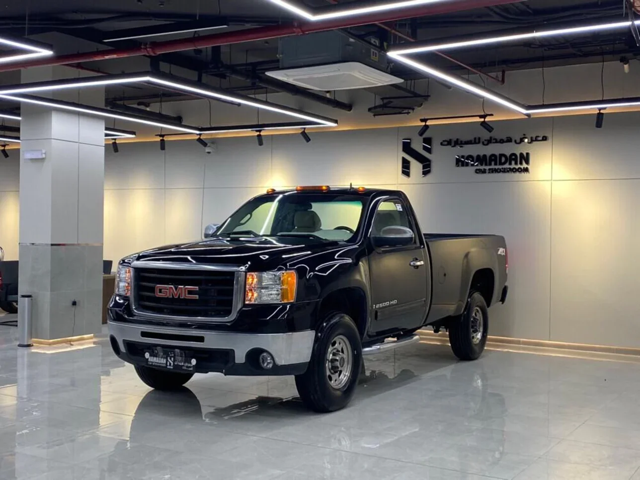 GMC  Sierra  SLE  2008  Automatic  256,000 Km  8 Cylinder  Four Wheel Drive (4WD)  Pick Up  Black