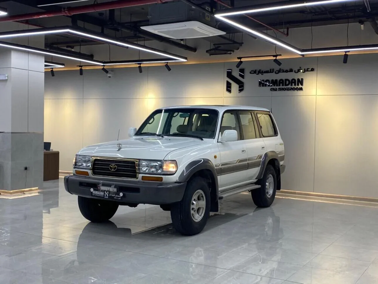 Toyota  Land Cruiser  VXR  1997  Automatic  417,000 Km  8 Cylinder  Four Wheel Drive (4WD)  SUV  White