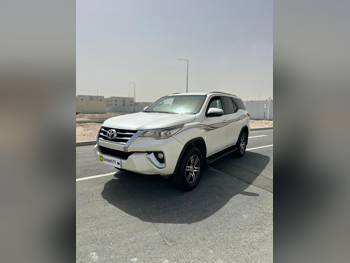 تويوتا  فورشنر  2018  اوتوماتيك  235,233 كم  4 سلندر  دفع رباعي  اس يو في  أبيض