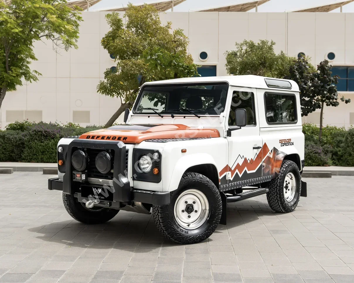 Land Rover  Defender  Expdeition Limited  2015  Manual  28,000 Km  6 Cylinder  Four Wheel Drive (4WD)  SUV  White