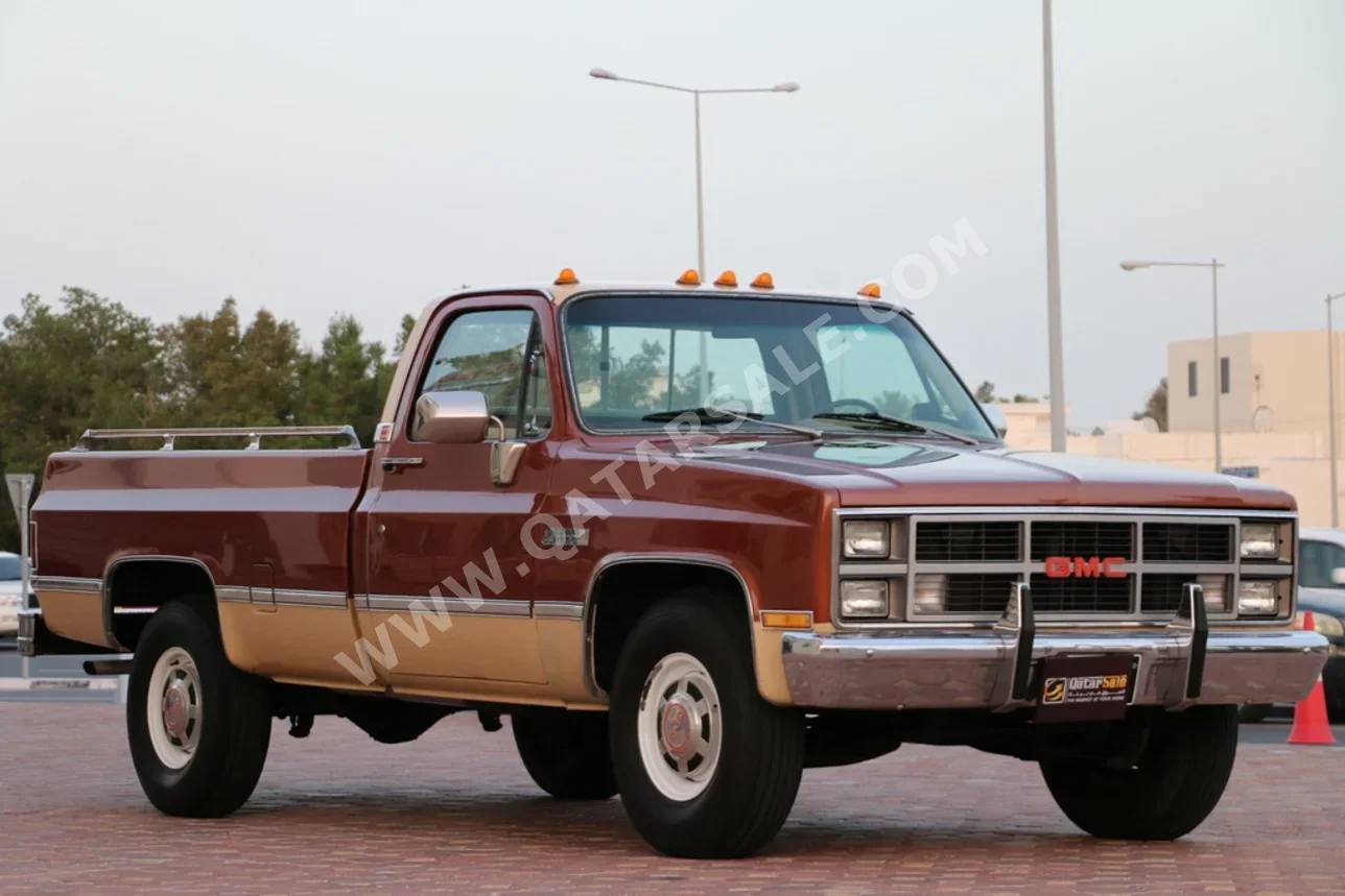 GMC  Sierra  2500 HD  1983  Automatic  90,000 Km  8 Cylinder  Four Wheel Drive (4WD)  Pick Up  Brown
